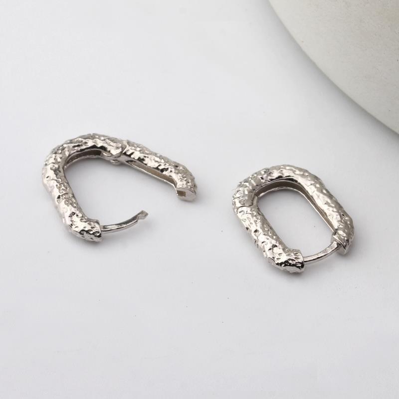 Product information: Treatment Process: Electroplating Color: gold, silver Applicable population: Female Material: Silver Shape: U-shaped Style: Advanced Packing list: Earrings *1 pair Product Image: