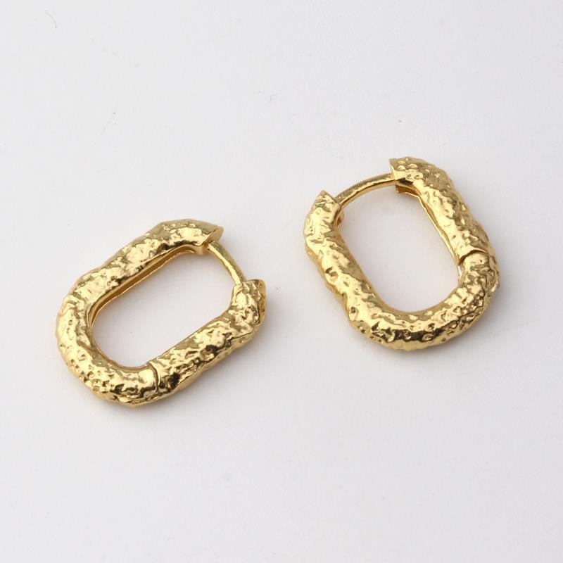 Product information: Treatment Process: Electroplating Color: gold, silver Applicable population: Female Material: Silver Shape: U-shaped Style: Advanced Packing list: Earrings *1 pair Product Image: