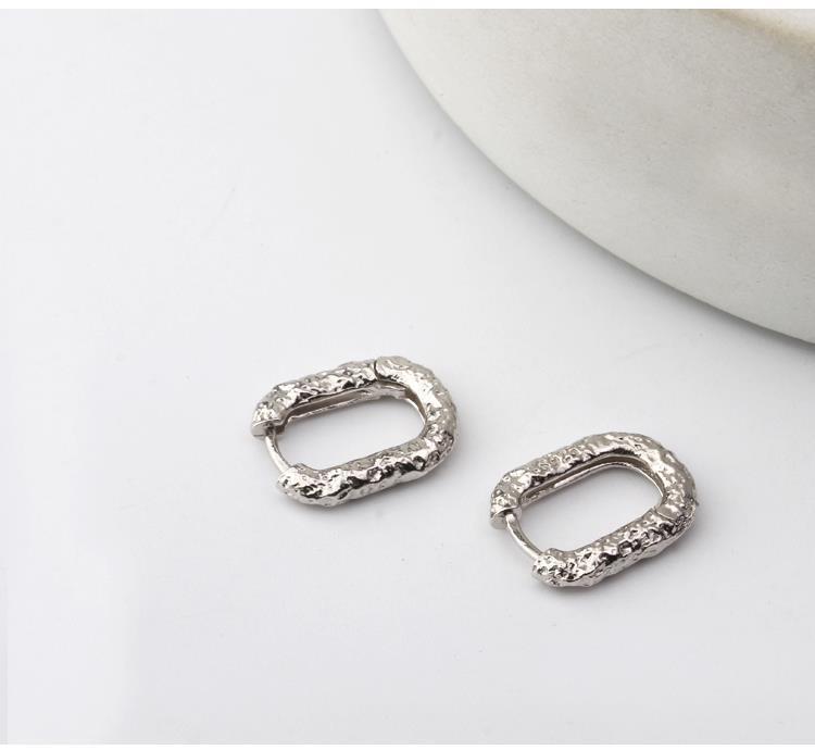 Product information: Treatment Process: Electroplating Color: gold, silver Applicable population: Female Material: Silver Shape: U-shaped Style: Advanced Packing list: Earrings *1 pair Product Image: