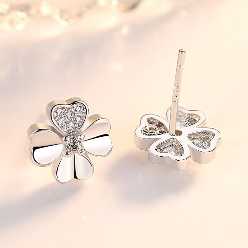 Product information: Treatment Process: Electroplating Color: white diamond/a pair with plug (white copper white gold plated) Applicable population: Female Material: Copper Shape: Flower Size: Packing list: Earrings*1Pair Product Image: