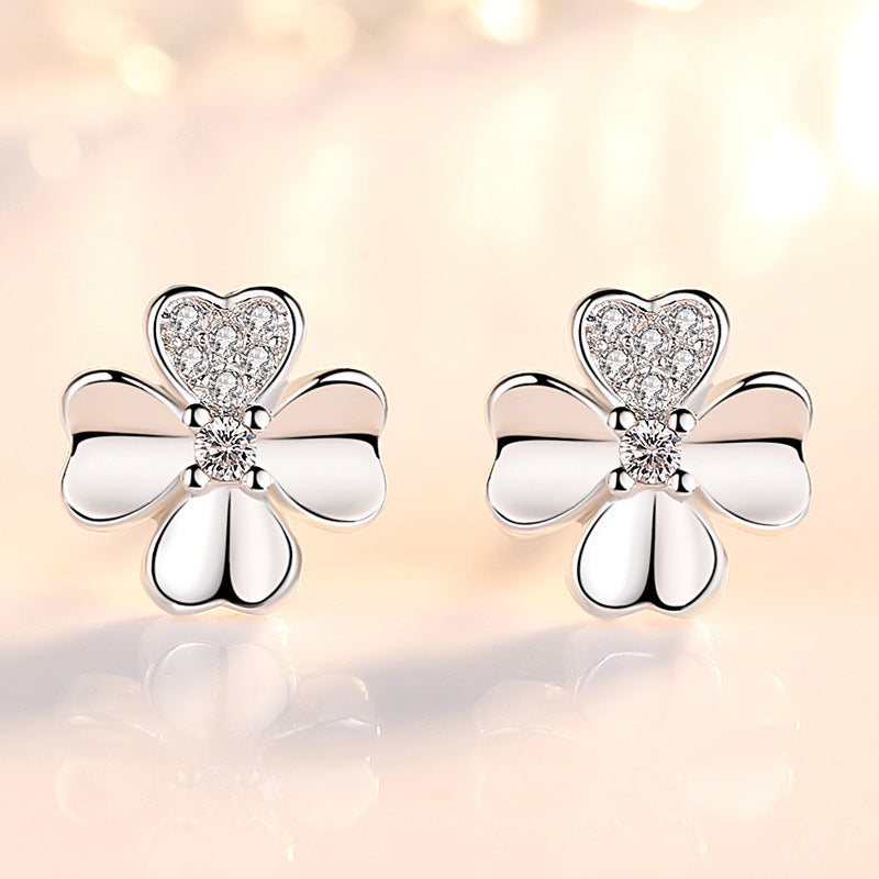 Product information: Treatment Process: Electroplating Color: white diamond/a pair with plug (white copper white gold plated) Applicable population: Female Material: Copper Shape: Flower Size: Packing list: Earrings*1Pair Product Image: