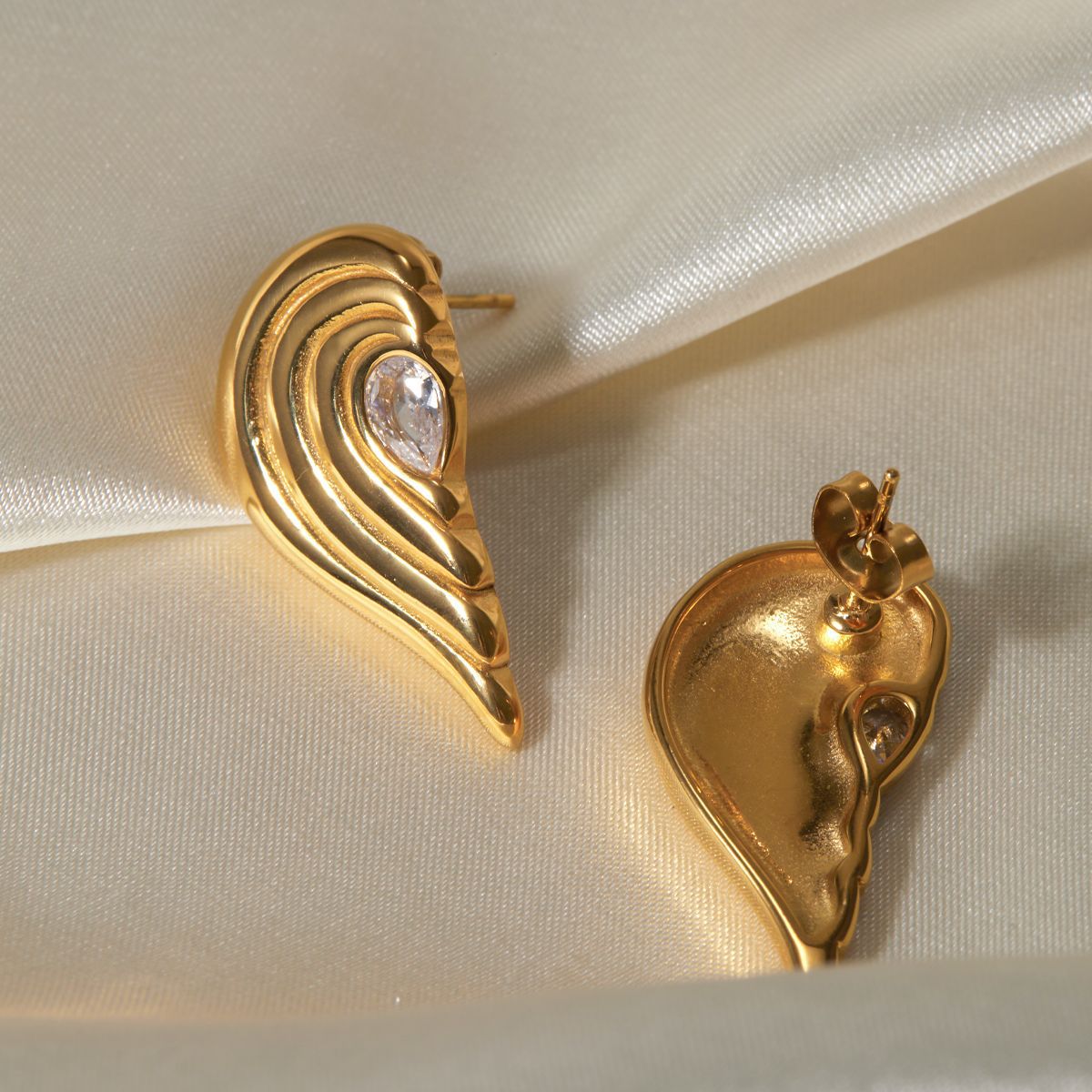 Radiant 18K Gold Stainless Steel Heart Earrings with Symmetrical Zircon Inlay - Gleamse