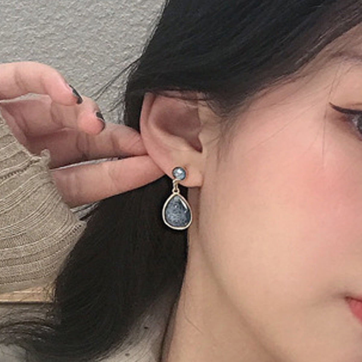 Product information: Treatment Process: Electroplating Color: water drop ear studs pairs, a pair of water drop ear clips Applicable population: Female Style: Women's Material: zinc alloy Shape: drop shape Size：3.1*1.2cm Packing list: Earrings*1Pair Produc